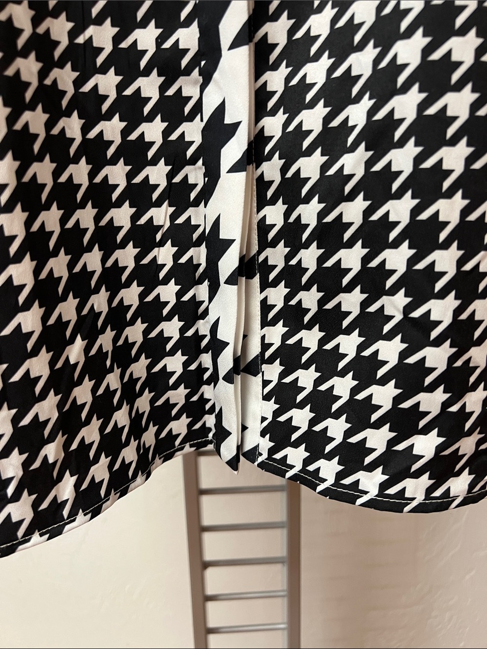 Eloquii Black and White Houndstooth Button-Down Puff Sleeve Blouse Size 24 - Picture 4 of 16
